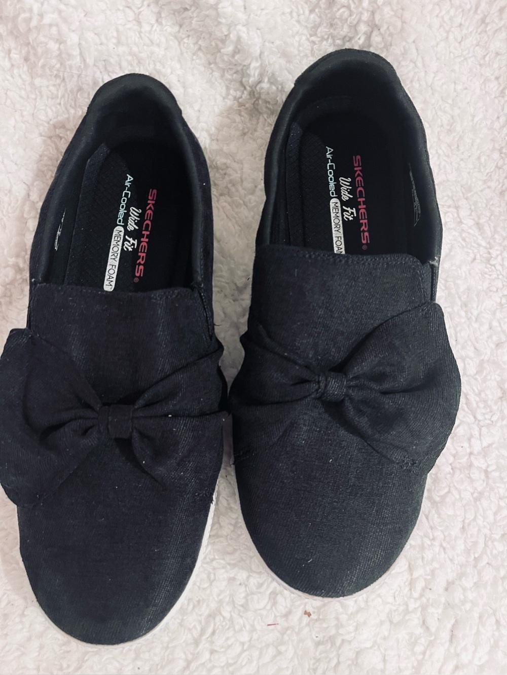 Skechers Slip-On Sneakers Black Bow 9.5 Wide Fit Memory Foam Comfort Flats Cute